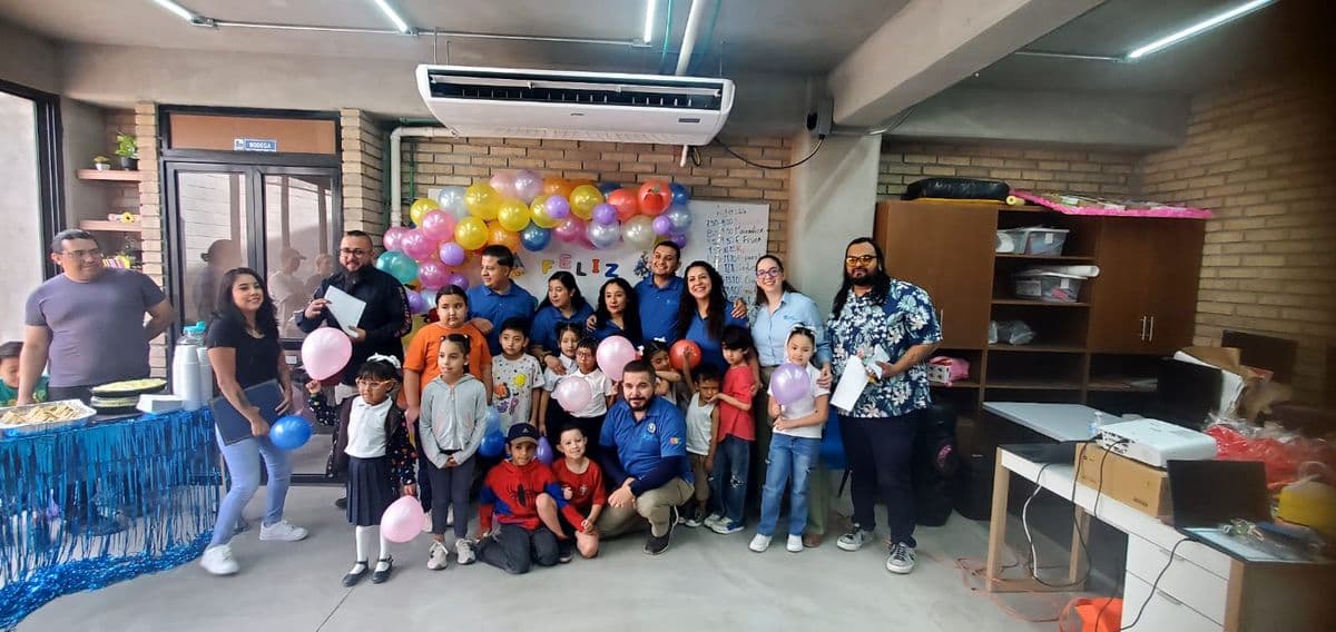 La comunidad del Colegio San Isidro celebrando en el centro comunitario