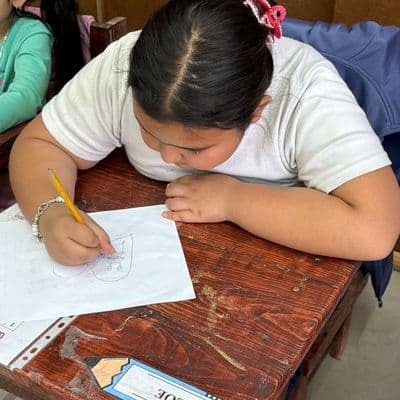 Zoe trabajando en su pupitre en el Colegio San Isidro